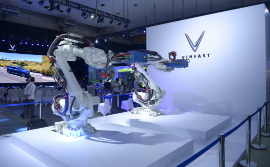 Vinfast kỳ công trưng bày robot lắp ráp ô tô có thể "nhún nhảy" theo nhạc, khách tham quan thích thú