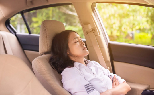 Ngủ trong ô tô điện thế nào cho an toàn?