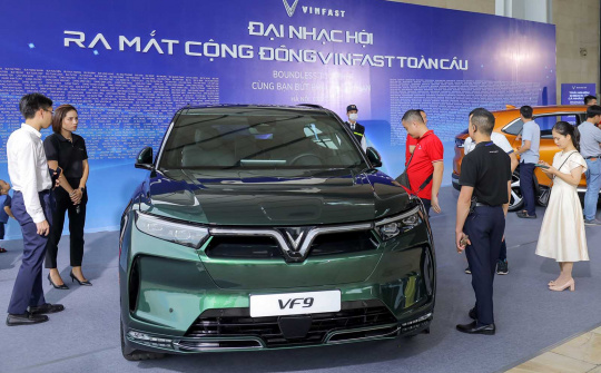 Vingroup tặng mỗi chủ xe VinFast 30 cổ phiếu VFS, cả cộng đồng xôn xao