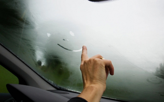 Tại sao kính ô tô bị mờ hơi nước và phải làm gì để xử lý?