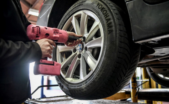 Có cần thay cả cặp lốp ô tô hay không?