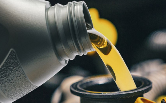 Tác hại nghiêm trọng khi đổ dư dầu động cơ ô tô