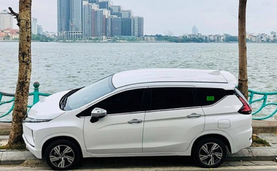 Ô tô đỗ kiểu “ghếch chân” lên vỉa hè bị xử phạt như thế nào?