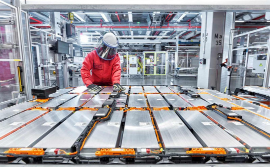 Sản xuất pin xe điện tại Việt Nam và chiến lược “đứng trên vai người khổng lồ”