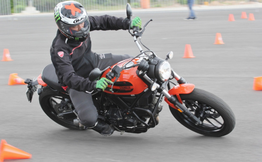 Tư thế nào điều khiển xe mô tô phù hợp nhất?