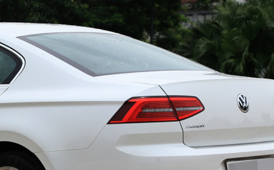 Tại sao xe sedan không có cần gạt nước sau?