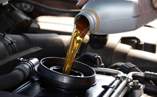 Thay dầu ô tô tại tiệm rửa xe, nên hay không?