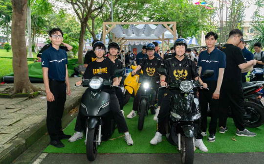 Hàng trăm sinh viên đại học tại Hà Nội thích thú lái thử xe máy điện VinFast