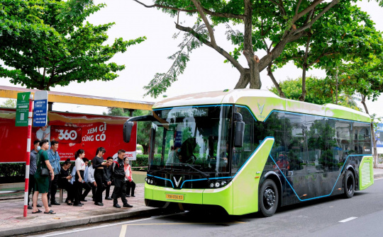 Người dân và du khách Nha Trang hào hứng trải nghiệm xe buýt điện VinBus