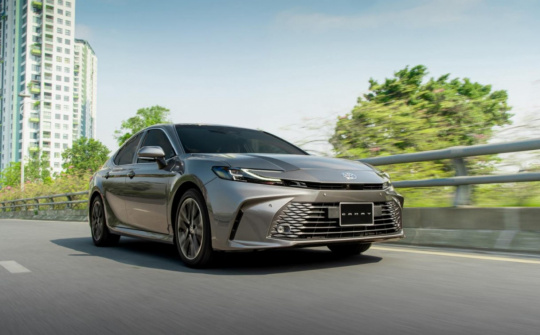 Giá lăn bánh Toyota Camry 2025 mới nhất tại Hà Nội và TP.HCM