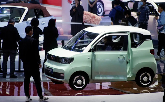 Năm 2024 và “bài toán” hạ giá thành xe điện