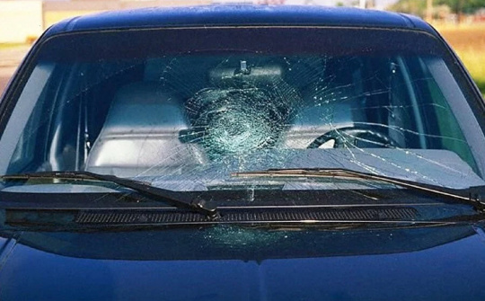 Xử lý như thế nào khi đá bắn xước kính lái?