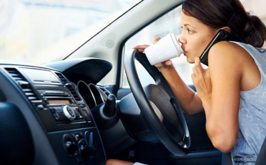 Những lỗi phụ nữ thường mắc khi lái ô tô dễ gây tai nạn