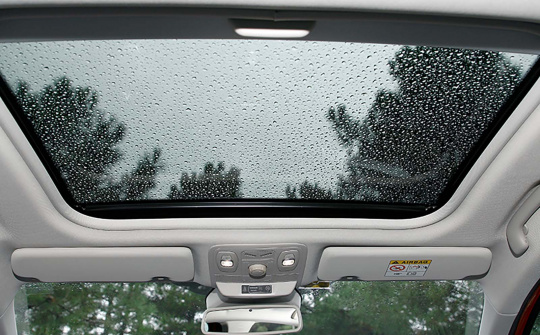 Tiết lộ cách thoát khỏi nỗi ám ảnh dột nước từ cửa sổ trời ô tô nhanh nhất