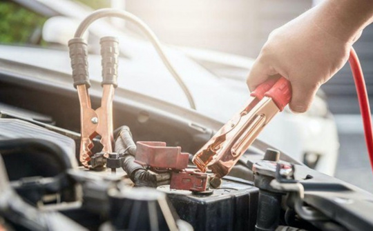 Cách khởi động xe khi bị hết ắc quy