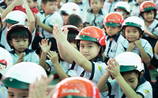 Năm học 2023 – 2024, Honda Việt Nam đã trao tặng bao nhiêu mũ bảo hiểm cho học sinh lớp 1?