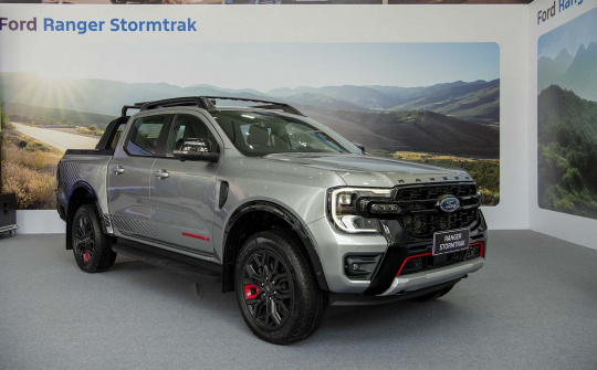 Ford “chốt” giá Everest Platinum và Ranger Stormtrak
