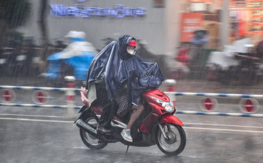 Nắm chắc kỹ năng lái xe máy trời mưa