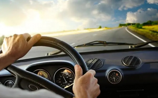 Có nên ngắt côn để xe trôi khi đi ô tô số sàn?