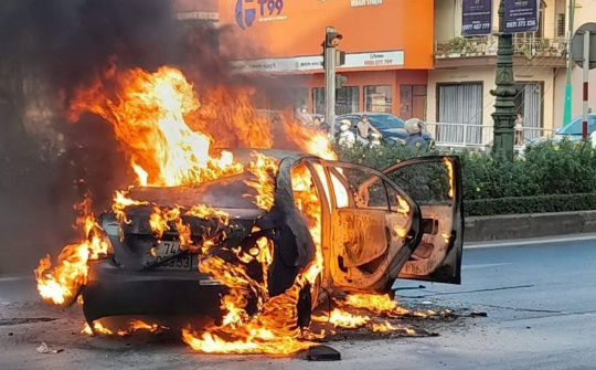 Xử lý như thế nào khi cháy ô tô giữa đường?