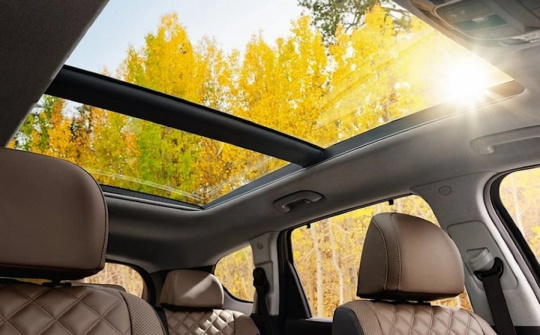 Ưu nhược điểm của ô tô có cửa sổ trời toàn cảnh