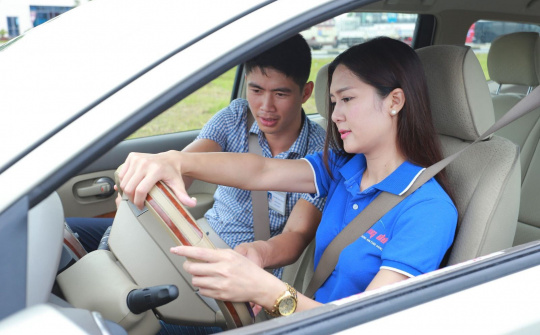 Giáo viên dạy lái xe ô tô không ngồi cạnh hỗ trợ học viên, chịu phạt bao nhiêu?