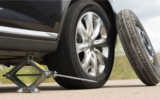 Đặt con đội như thế nào khi thay lốp dự phòng ô tô?