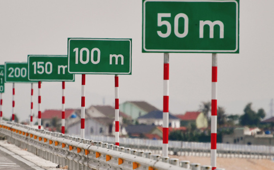 Vì sao trên cao tốc có cắm các biển 0-50-100m?