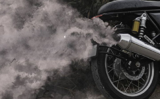 Nguyên nhân ống xả xe máy ra khói vào buổi sáng