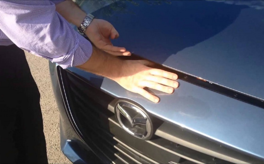 Mở hé nắp ca pô khi ô tô đang di chuyển nên hay không?