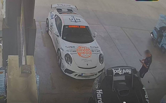 Thành viên trong đoàn siêu xe Gumball 3000 mua xăng bằng… tiền giả