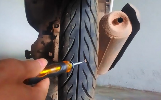 Làm gì để tránh tình trạng nổ lốp xe máy?