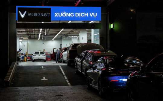 Sau mưa lũ, VinFast hỗ trợ khách hàng miền Bắc và miền Trung sửa chữa xe hư hỏng