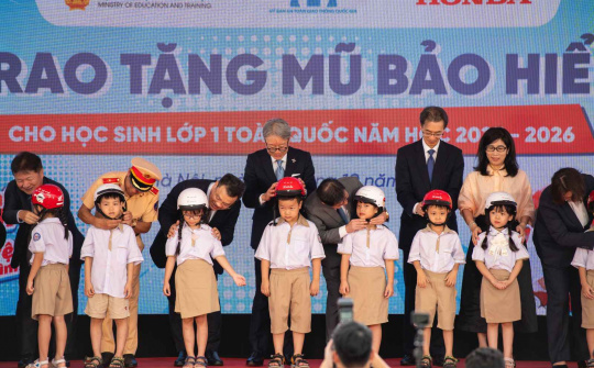 Honda Việt Nam trao tặng 1,8 triệu mũ bảo hiểm cho học sinh lớp 1 trên toàn quốc năm học 2025 - 2026
