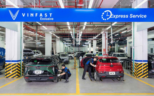 VinFast hỗ trợ cứu hộ và sửa chữa xe cho khách hàng miền Trung