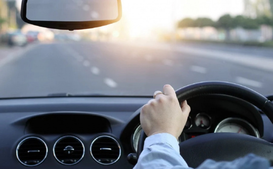 Vì sao không nên bật chế độ tuần hoàn khi chạy cao tốc?