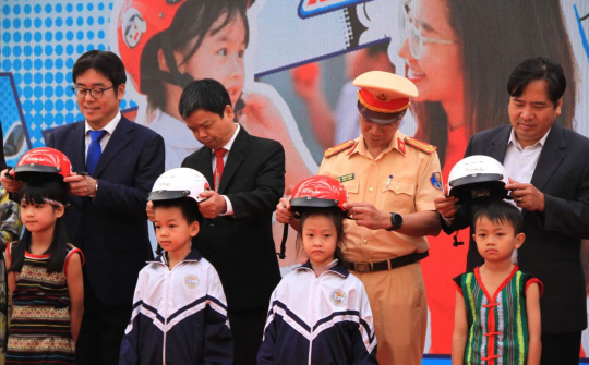 Honda Việt Nam tặng mũ bảo hiểm cho học sinh lớp Một khu vực Tây Nguyên