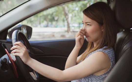 Vì sao khoang nội thất ô tô thường ám mùi khó chịu?