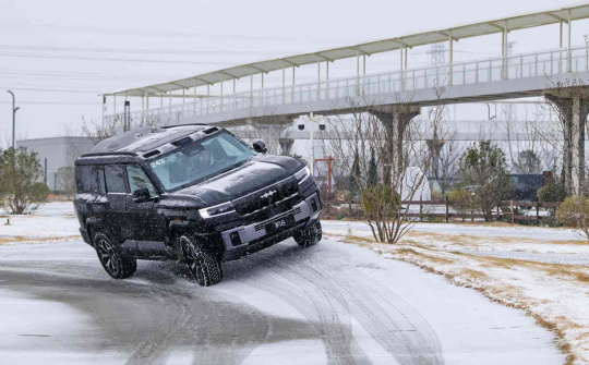 Trực tiếp ngồi trên Yangwang U8 vượt địa hình và thời tiết khắc nghiệt tại Trịnh Châu