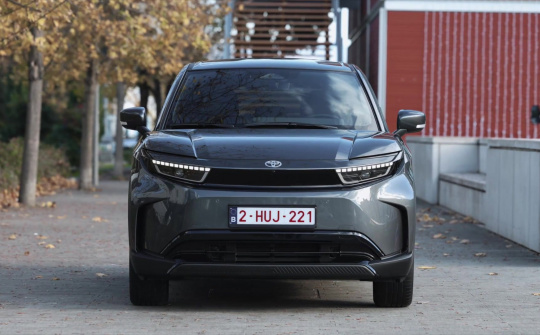 Chi tiết Toyota Urban Cruiser Graphite Grey 2026