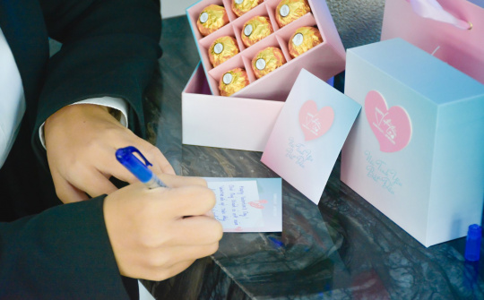 Khách hàng bất ngờ khi được nhận quà Valentine từ Omoda & Jaecoo Việt Nam