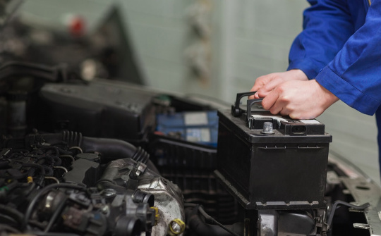 Ắc quy ô tô hết điện đột ngột: Cách kiểm tra và xử lý