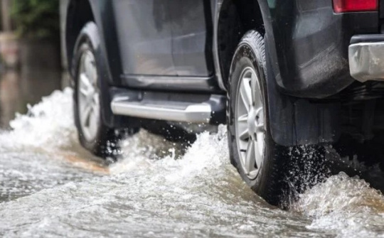 Nước ngập bao nhiêu thì xe ô tô không thể đi qua? Những điều tài xế cần biết để bảo vệ xe mùa mưa bão