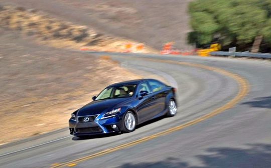 Xuống dốc nên dùng số hay dùng phanh?