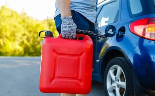 Dự trữ xăng dầu trên xe ô tô khi đi xa có an toàn?