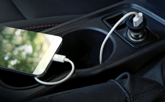 Cách sạc điện thoại trên ô tô và những lưu ý sử dụng an toàn