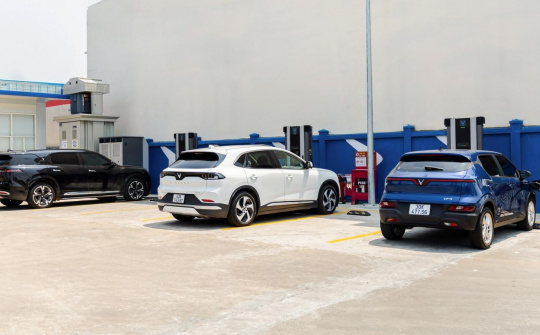 Năm 2025, V-Green hợp tác phát triển 3.000 trụ sạc ô tô điện VinFast tại khu vực Tây Nguyên