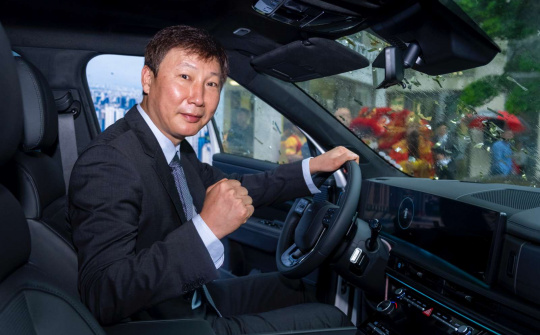 HLV Kim Sang-sik đi xe gì tại Việt Nam?