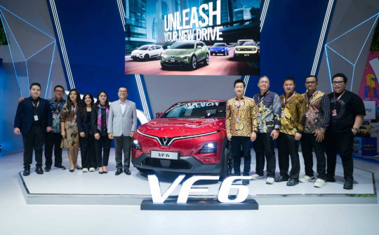 VF 6 tay lái nghịch xuất hiện tại Triển lãm ô tô Indonesia