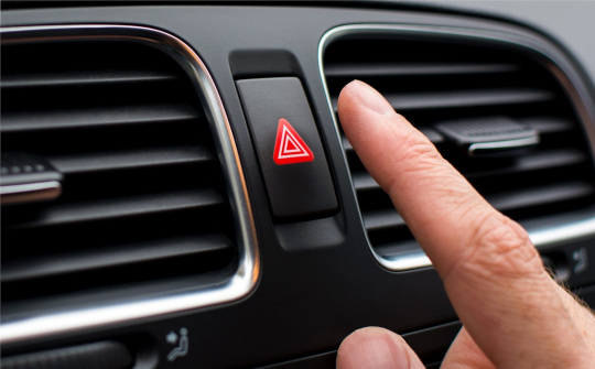 Khi nào nên bật đèn khẩn cấp trên ô tô?